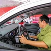 Khách hàng lái thử xe Fadil của VinFast. (Ảnh: Minh Sơn/Vietnam+) 