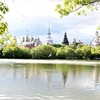 Hải âu và vịt trời trong công viên Bảo tàng-Điền trang Izmailovo, nhìn sang bên là khu Kremlin ở Izmailovo làm bằng gỗ. (Ảnh: Duy Trinh/TTXVN) 