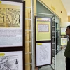 Khách tham quan trưng bày các tài liệu, thư tịch cổ, bản đồ khẳng định chủ quyền quần đảo Hoàng Sa, Trường Sa là của Việt Nam tại Kiên Giang. (Ảnh: Hồng Đạt/TTXVN)