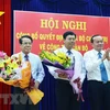 Đại diện lãnh đạo Tỉnh ủy Cà Mau tặng hoa chúc mừng tân Bí thư Tỉnh ủy Nguyễn Tiến Hải (giữa) và nguyên Bí thư Tỉnh ủy Dương Thanh Bình (bên trái) nhận nhiệm vụ mới. (Ảnh: Huỳnh Thế Anh/TTXVN) 