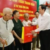 Chủ tịch UBTƯ MTTQ Việt Nam Trần Thanh Mẫn tặng quà cho 10 gia đình chính sách có hoàn cảnh khó khăn tại Khu di tích Ngã ba Đồng Lộc. (Nguồn: TTXVN)
