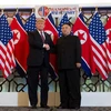 Tổng thống Mỹ Donald Trump bắt tay nhà lãnh đạo Triều Tiên Kim Jong-un tại cuộc gặp thượng đỉnh ở Hà Nôi ngày 27/2/2019. (Nguồn: AFP) 