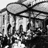Ngày 19/8/1945, sau cuộc míttinh tại Quảng trường Nhà hát lớn, quần chúng nhân dân Thủ đô đã đánh chiếm Bắc Bộ phủ, cơ quan đầu não của chính quyền tay sai Pháp ở Bắc Bộ. (Ảnh: Tư liệu TTXVN)