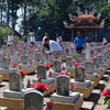 Người dân đến viếng các anh hùng liệt sỹ tại Nghĩa trang liệt sỹ quốc gia Trường Sơn. (Ảnh: Hồ Cầu/TTXVN)