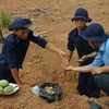 Các chiến sỹ Đội K72 đang thực hiện nhiệm vụ tìm kiếm cất bốc hài cốt liệt sỹ quân tình nguyện và chuyên gia Việt Nam hi sinh trên chiến trường nước bạn Campuchia. (Nguồn: TTXVN)
