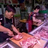 Một quầy bán thịt lợn tại chợ ở Bắc Kinh, Trung Quốc. (Nguồn: AFP/TTXVN)