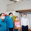 Tổ chức Công đoàn Hà Nội tặng quà cho công nhân lao động gặp khó khăn do ảnh hưởng của dịch COVID-19. (Ảnh: Minh Nghĩa/TTXVN)
