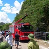 Lực lượng cứu hộ cứu nạn tại hiện trường vụ tai nạn. (Nguồn: TTXVN)