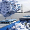Bốc xếp gạo xuất khẩu sang tại cảng Sài Gòn. (Nguồn: TTXVN)