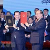 Thủ tướng Nguyễn Xuân Phúc và Thủ tướng Campuchia Samdech Techo Hun Sen ký Hiệp ước bổ sung Hiệp ước hoạch định biên giới quốc gia năm 1985 và Hiệp ước bổ sung năm 2005 giữa Cộng hòa XHCN Việt Nam và Vương quốc Campuchia. (Ảnh: Dương Giang/TTXVN)