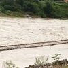 Cầu tạm ở xã Trung Tiến, huyện vùng biên Quan Sơn bị cuốn trôi một phần. (Nguồn: TTXVN)