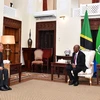 Tổng thống Tanzania John Pombe Joseph Magufuli tiếp thân mật Đại sứ Nguyễn Nam Tiến sau Lễ trình Quốc thư. (Ảnh: Đình Lượng/TTXVN)