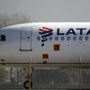 Máy bay của Hãng hàng không LATAM Airlines tại sân bay quốc tế ở Santiago, Chile, ngày 26/5/2020. (Nguồn: AFP/TTXVN)