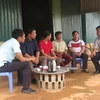 Cán bộ Phòng nông nghiệp huyện Sìn Hồ (Lai Châu) thăm các gia đình ở khu tái định cư bản Sáng Tùng, xã Tả Ngảo. (Ảnh: Việt Hoàng/TTXVN)