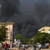 Khói bốc lên sau một vụ tấn công tại Ouagadougou, Burkina Faso. (Ảnh: AFP/TTXVN)
