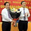 Bí thư Tỉnh ủy Thái Bình Ngô Đông Hải (bên phải) tặng hoa chúc mừng đồng chí Nguyễn Tiến Thành. (Ảnh: Thế Duyệt/TTXVN)