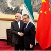 Ngoại trưởng Iran Mohammad Javad Zarif và Ủy viên Quốc vụ kiêm Ngoại trưởng Trung Quốc Vương Nghị. (Nguồn: urdupoint.com)