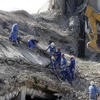 Nhân viên cứu hộ tìm kiếm nạn nhân dưới đống đổ nát sau vụ nổ ở cảng Beirut, Liban, ngày 7/8/2020. (Nguồn: AFP/TTXVN) 