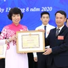 Tổng Giám đốc TTXVN Nguyễn Đức Lợi trao Bằng khen tặng Phó Tổng giám đốc TTXVN Vũ Việt Trang. (Ảnh: Thành Đạt/TTXVN)