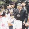 Nguyên Tổng Bí thư Lê Khả Phiêu trò chuyện với các em nhỏ trong một lần về thăm quê. 