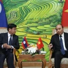 Thủ tướng Nguyễn Xuân Phúc và Thủ tướng Lào Thongloun Sisoulith hội đàm hẹp. (Ảnh: Lâm Khánh/TTXVN)