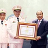 Thủ tướng Nguyễn Xuân Phúc trao tặng Huân chương Quân công hạng Nhất cho Bộ Công an. (Ảnh: Thống Nhất/TTXVN)