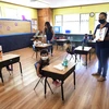 Học sinh và giáo viên đeo khẩu trang phòng lây nhiễm COVID-19 tại một lớp học ở Monterey Park, bang California, Mỹ, ngày 9/7/2020. (Nguồn: AFP/TTXVN)