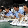 Sản xuất giày xuất khẩu. (Ảnh: Trần Việt/TTXVN) 