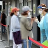 Người dân chờ xét nghiệm COVID-19 tại Seoul, Hàn Quốc ngày 17/8/2020. (Nguồn: Yonhap/ TTXVN)