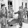 Tướng Nhật Itagaki Seishiro giao nộp kiếm cho tướng Anh Frank Messervy - nghi thức thể hiện sự đầu hàng của phátxít Nhật tại Kuala Lumpur, Malaysia thuộc Anh, ngày 22/2/1946. (Ảnh: Tư liệu quốc tế/TTXVN)