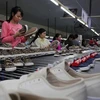 Sản xuất giày xuất khẩu. (Nguồn: TTXVN)