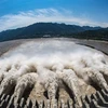 Đập Tam Hiệp ở tỉnh Hồ Bắc, miền Trung Trung Quốc mở cửa xả lũ ngày 19/8/2020. (Nguồn: THX/TTXVN)