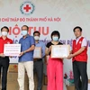 Hội Chữ thập đỏ Hà Nội tiếp nhận ủng hộ phòng, chống dịch COVID-19. (Ảnh: Thanh Tùng/TTXVN)