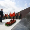 Tổng thống Nga Vladimir Putin và Tổng thống Belarus Alexander Lukashenko đặt hoa tưởng niệm các chiến sỹ Hồng quân Liên Xô. (Nguồn: tellerreport.com)