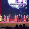 Thủ tướng Nguyễn Xuân Phúc tặng quà các Mẹ Việt Nam Anh hùng. (Ảnh: Dương Giang/TTXVN)