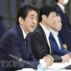 Thủ tướng Nhật Bản Shinzo Abe (trái) tại cuộc họp nội các ở Tokyo, Nhật Bản, ngày 30/7/2020. (Ảnh: Kyodo/TTXVN) 
