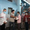 Đại sứ Việt Nam tại Campuchia Vũ Quang Minh trao quà hỗ trợ khẩn cấp (đợt 4) cho người gốc Việt và người Khmer có hoàn cảnh khó khăn trong thời gian chống dịch bệnh COVID-19. (Ảnh: Nguyễn Vũ Hùng/TTXVN)