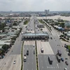 Các phương tiện di chuyển thoải mái khi qua cầu Đồng Nai. (Ảnh: Công Phong/TTXVN)