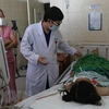 Điều trị cho bệnh nhân nghi ngộ độc do ăn pate Minh Chay tại Bệnh viện Đa khoa Đồng Nai. (Ảnh: Lê Xuân/TTXVN) 