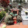 Đội Quy tập mộ liệt sỹ Quân đoàn 3 an táng hài cốt liệt sỹ tại Nghĩa trang Liệt sỹ huyện Sa Thầy, tỉnh Kon Tum. (Nguồn: TTXVN)