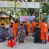 Nhóm thiện nguyện cắt tóc miễn phí cho người dân tại Tịnh xá Ngọc Liên (huyện Cờ Đỏ, thành phố Cần Thơ). (Ảnh: Ánh Tuyết/TTXVN)