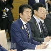 Thủ tướng Nhật Bản Shinzo Abe (thứ 2, trái) tại phiên họp nội các ở Tokyo ngày 4/7. (Ảnh: Kyodo/TTXVN) 