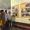 Lãnh đạo tỉnh Đắk Lắk và các đại biểu tham quan triển lãm. (Ảnh: Hoài Thu/TTXVN)