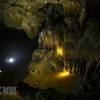 Du khách khám phá hang động Chua Ta sẽ có nhiều trải nghiệm thú vị. (Ảnh: Phan Tuấn Anh/TTXVN) 