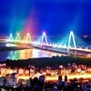 Cầu Nhật Tân lung linh sắc màu trong đêm. (Ảnh: Huy Hùng/TTXVN)