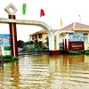 Sân trường Mầm non Sơn Thủy, huyện Lệ Thủy, Quảng Bình tràn ngập nước lũ. (Nguồn: TTXVN)