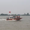Lực lượng đồn biên phòng Sầm Sơn (Thanh Hóa) tuyên truyền, thông báo cho các phương tiện tàu thuyền đang hoạt động trên biển khẩn trương vào nơi tránh, trú bão an toàn. (Ảnh: Khiếu Tư/TTXVN)