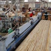 Sản xuất, chế biến gỗ xuất khẩu. (Ảnh: TTXVN)