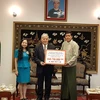 Quang cảnh buổi lễ trao tiền và vật tư y tế ủng hộ nhân dân Myanmar chống dịch. (Nguồn: Vietnam+)