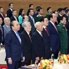 Thủ tướng Nguyễn Xuân Phúc với các đại biểu thực hiện nghi thức chào cờ. (Ảnh: Thống Nhất/TTXVN)
